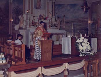 Père Louis Armstrong célébrant la messe à l'église Saint-Alphonse, Saint-Alphonse