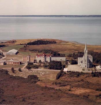 Vue aérienne de l'église Sainte-Marie, l'Université Sainte-Anne, l'ancien couvent des Soeur, le phare, le presbytère et le cimetière