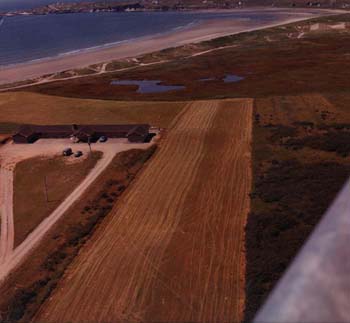 Vue aérienne de la plage de Mavillette, l'auberge Cape View Motel, et le village Cap Sainte-Marie