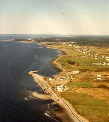 Vue aérienne de la baie Sainte-Marie avec Comeauville à l'avant plan s'en allant vers la Pointe-de-l'Église