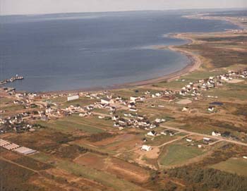 Vue aérienne de la baie Sainte-Marie avec Meteghan à l'avant-plan en s'en allant vers la Pointe-de-l'Église