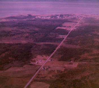 Vue aérienne du chemin des Concessions avec la Pointe-de-l'Église