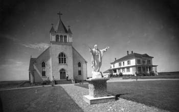 L'église Saint-Vincent-de-Paul et le presbytère de la Rivière-aux-Saumons