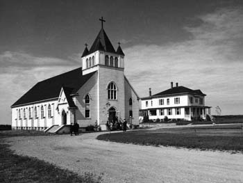 L'église Saint-Vincent-de-Paul et le presbytère, Rivière-aux-Saumons