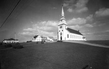 L'église Sacré-Cœur, le presbytère et l'école Jean-Marie Gay de Saulnierville