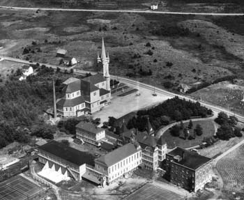 Vue aérienne de l'Université Sainte-Anne et de l'église Sainte-Marie, Pointe-de-l'Église