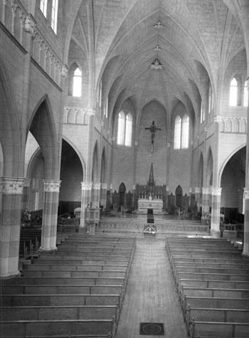 L'intérieur de l'église Saint-Bernard, Saint-Bernard 
