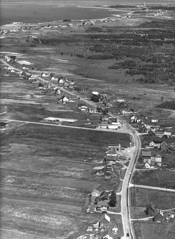 Vue aérienne du littoral de la baie Sainte-Marie avec Saulnierville à l'avant plan longeant vers la Pointe-de-l'Église