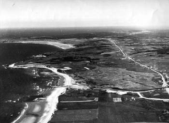 Vue aérienne du littoral de la baie Sainte-Marie à partir de la Rivière-aux-Saumons jusqu'au Cap Sainte-Marie