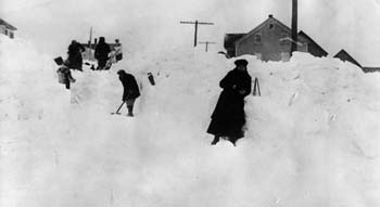 Quelques hommes en train de déblayer le chemin à Pointe-de-l'Église, combilé de neige