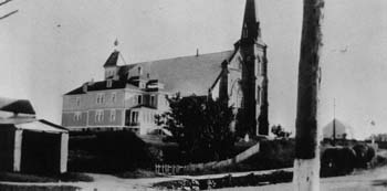 L'ancienne église Stella Maris brulée le 20 mai 1943 et l'ancien presbytère brulé en avril 1934