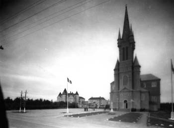 L'église Sainte-Marie à Pointe-de-l'Église et l'Université Sainte-Anne