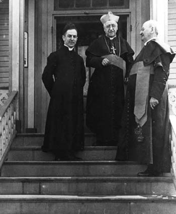 Le Père Thomas LeBlanc, Mgr. McCarthy d'Halifax, Mgr. Côté