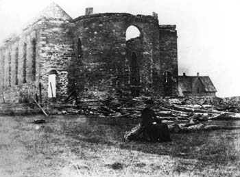 La désolation du curé devant les ruines de son église à la Rivière-aux-Saumons (Nouvelle-Écosse, Canada)